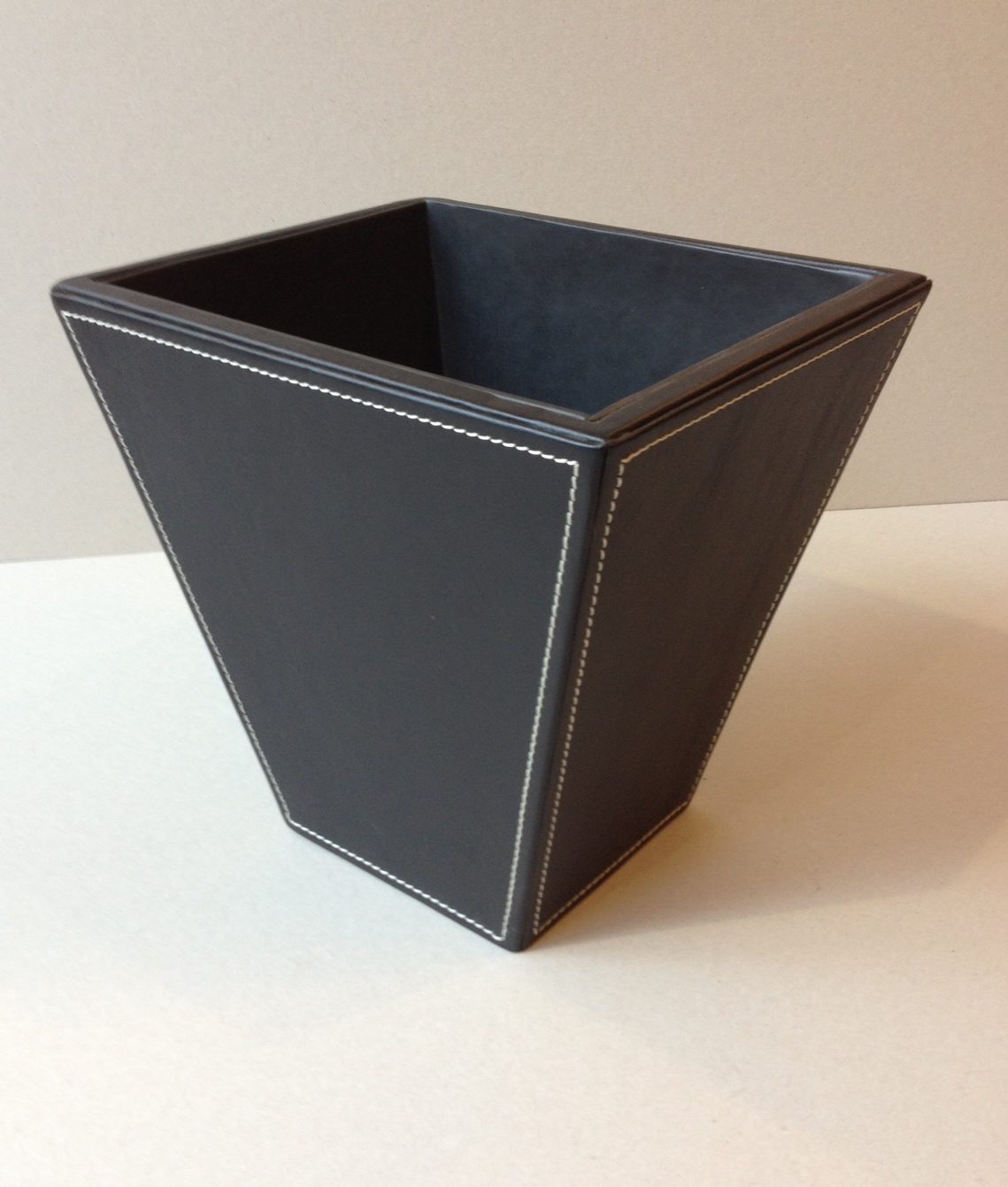 Corbeille a papier en cuir noir