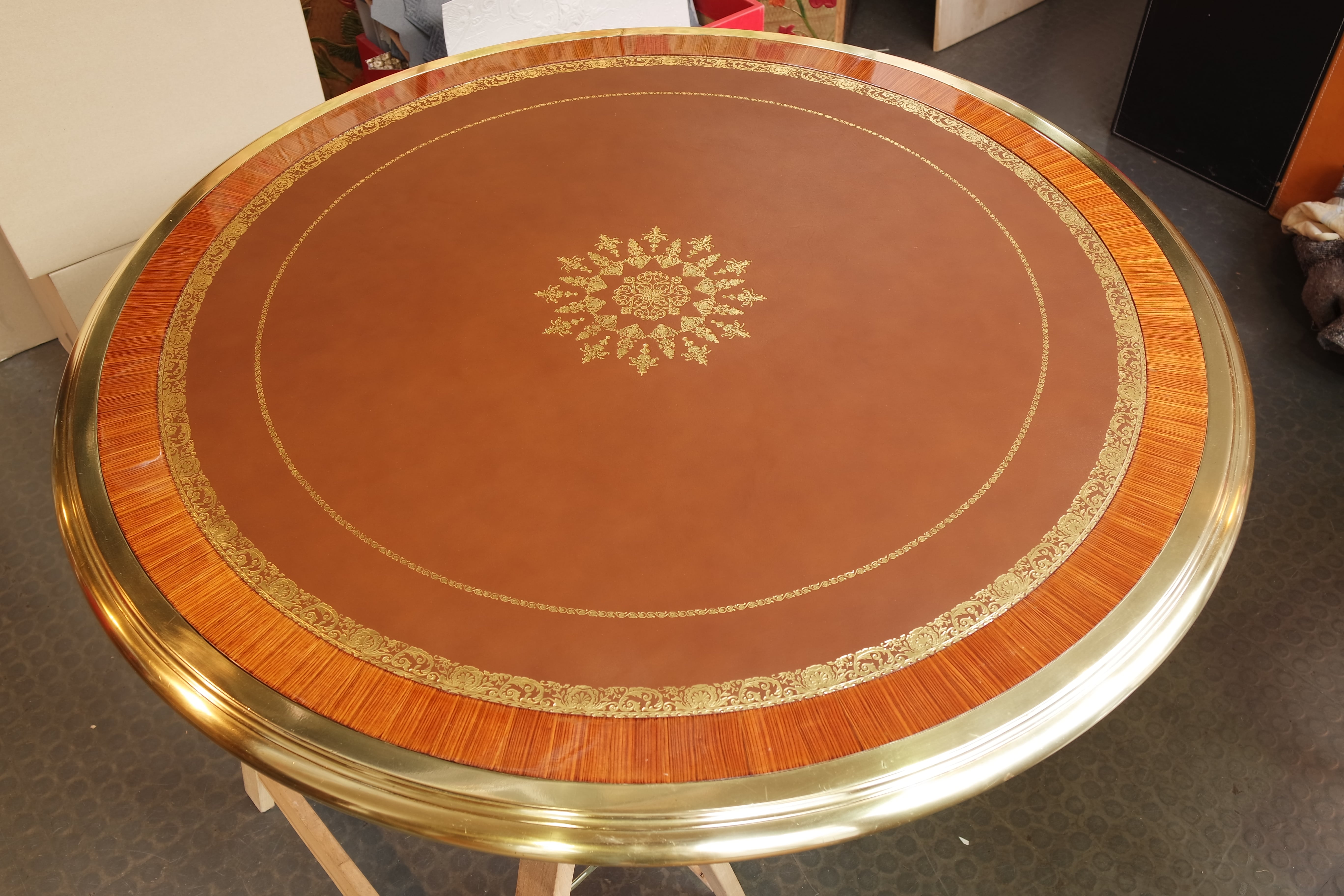bureau rond gainé en cuir et doré