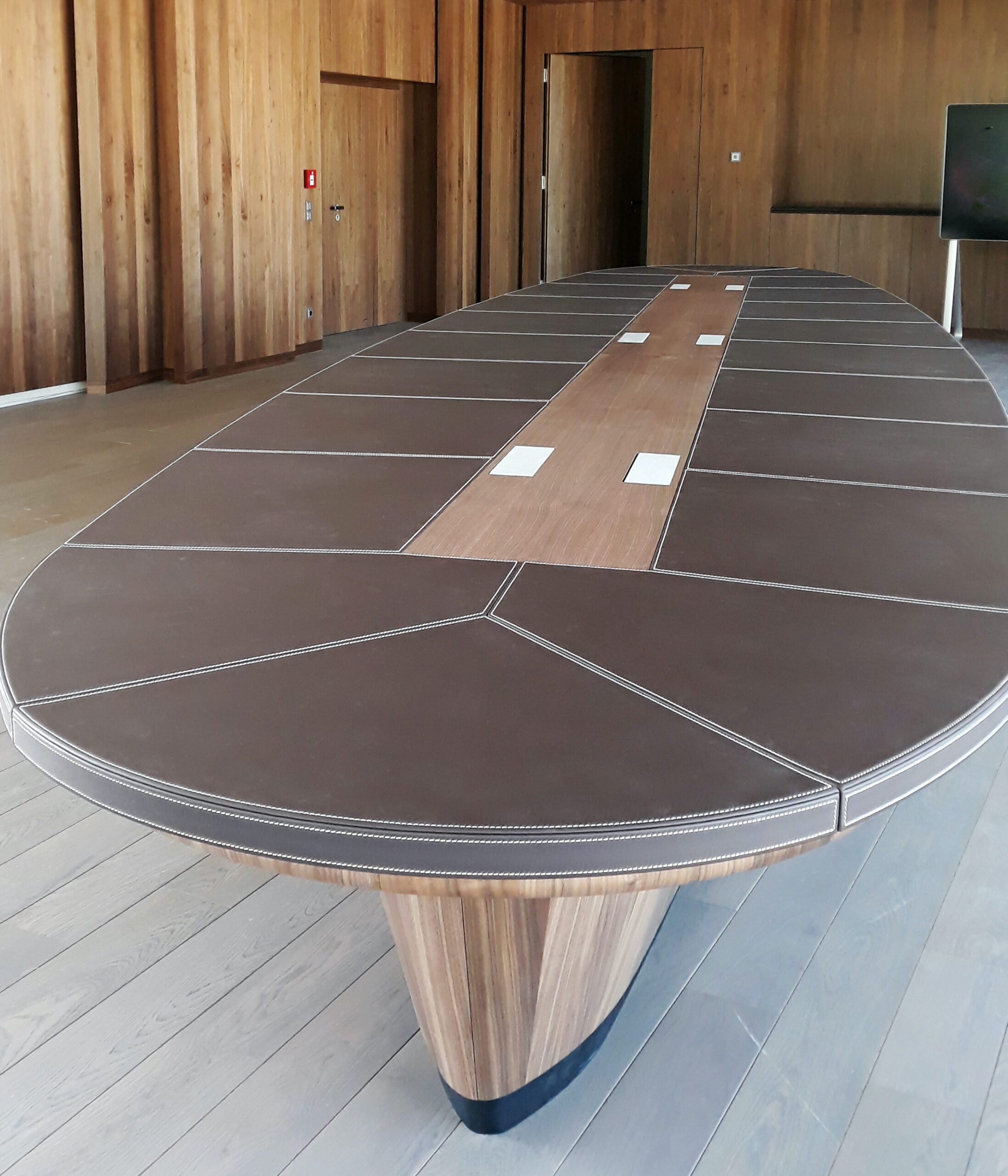 Table de conférence gainée en cuir