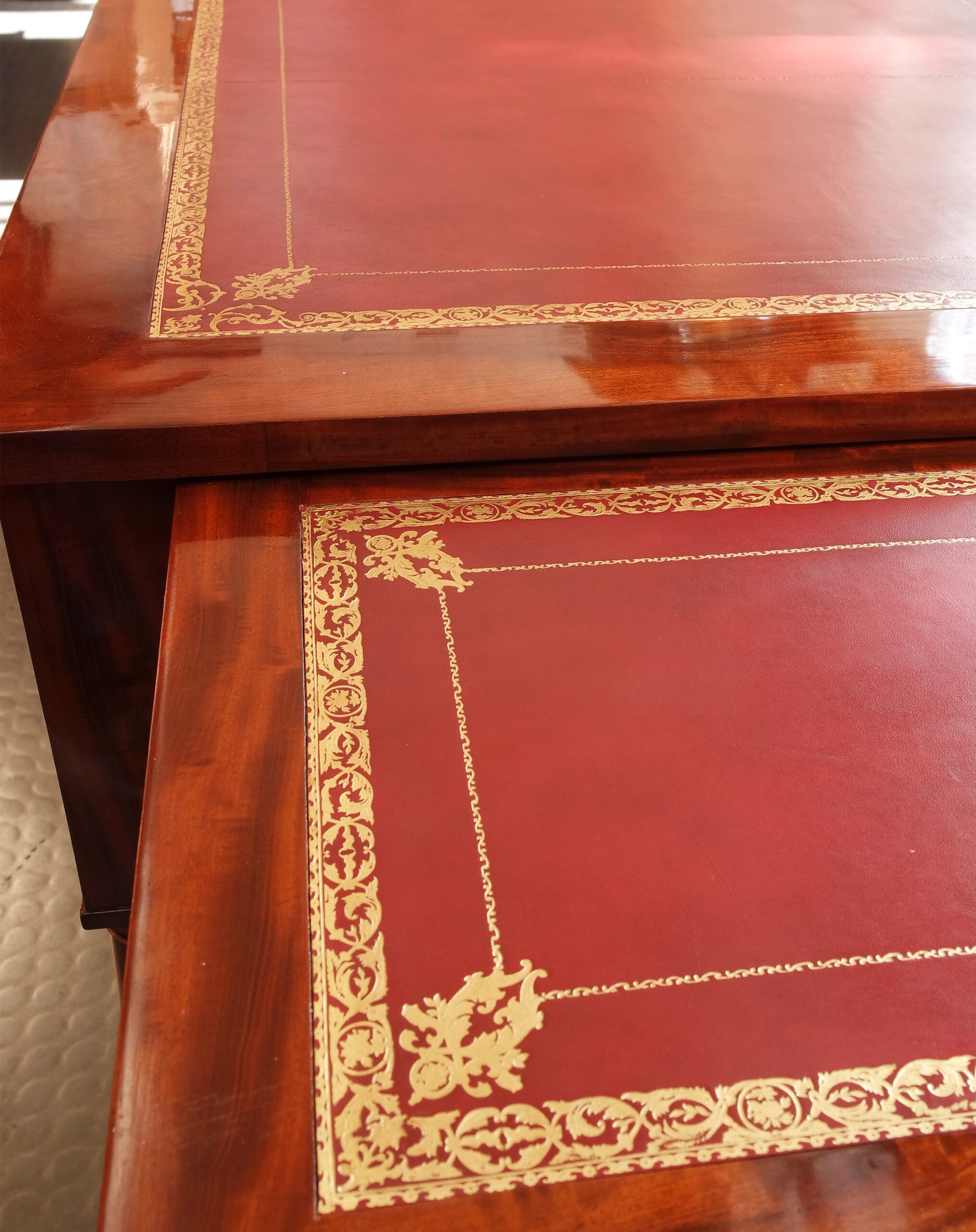 bureau en cuir gainé et dorure