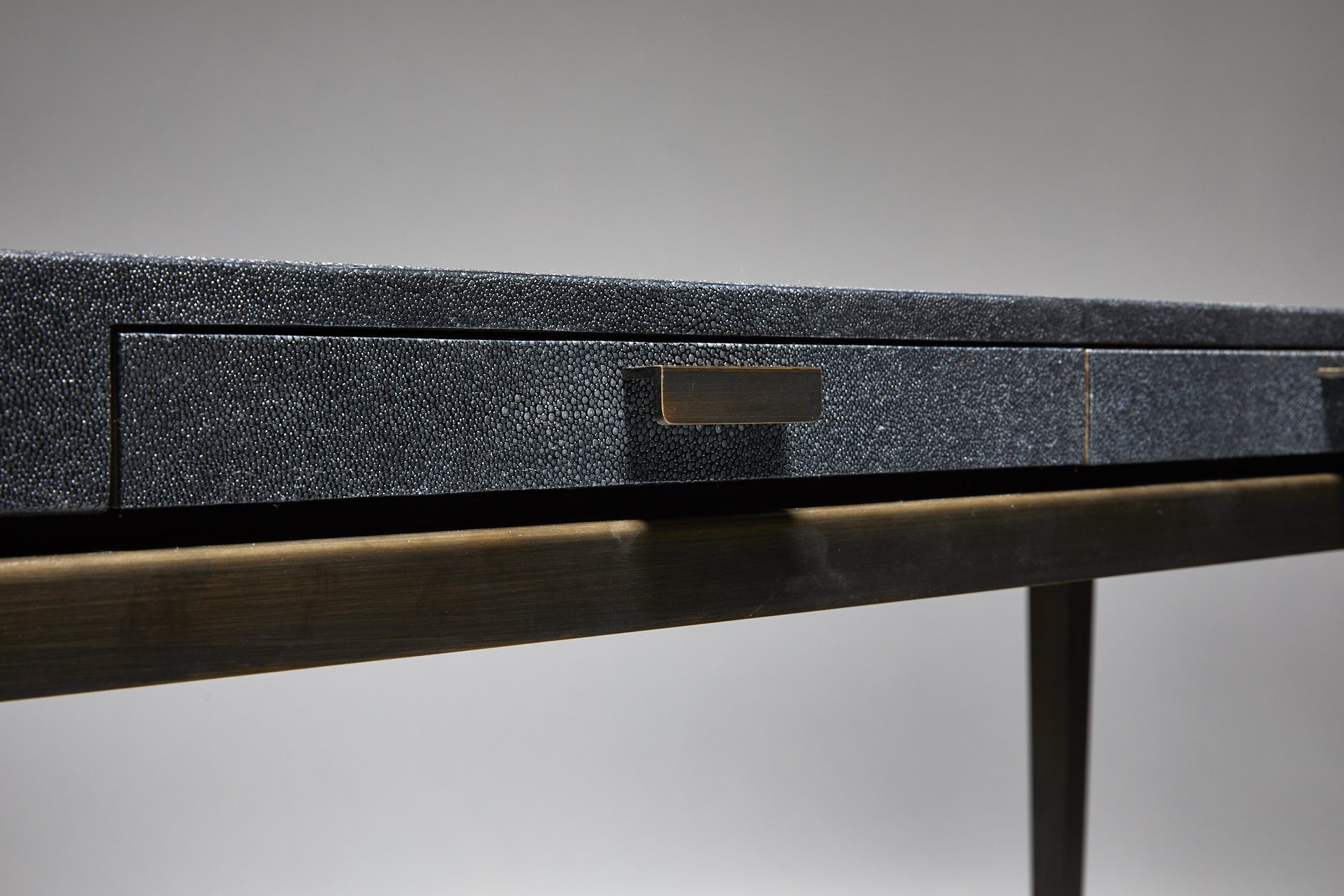 Bureau en galuchat par reda amalou